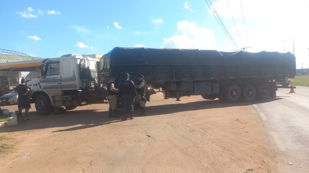 Moto fica destruída após colisão com caminhão e jovem é socorrida com lacerações nas pernas em Três Lagoas