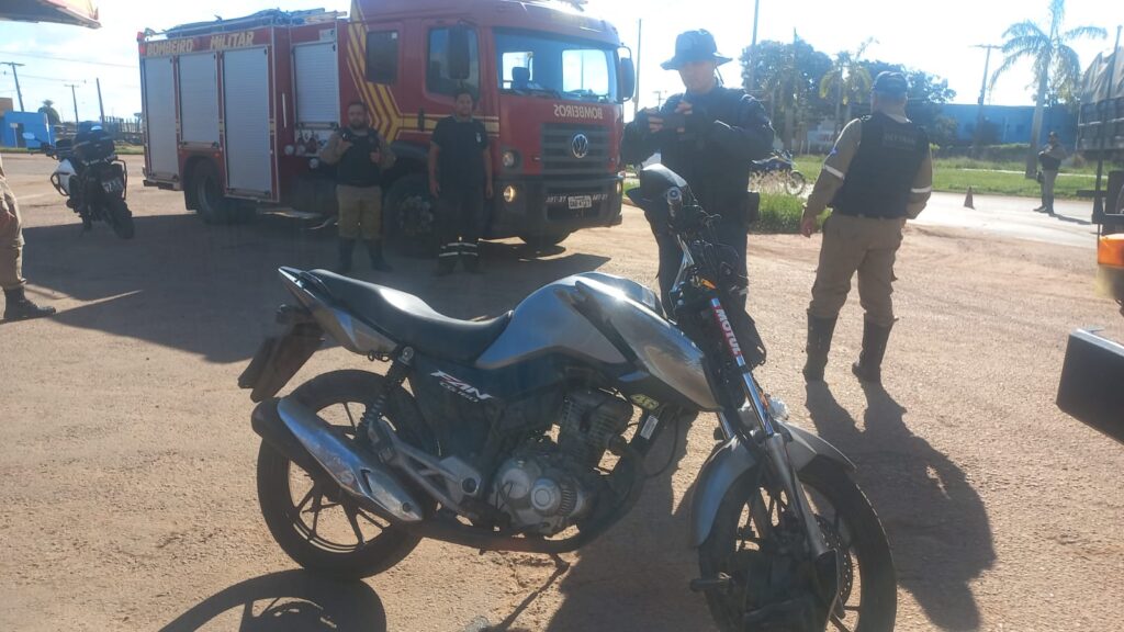 Moto fica destruída após colisão com caminhão e jovem é socorrida com lacerações nas pernas em Três Lagoas
