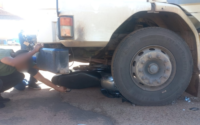 Moto fica destruída após colisão com caminhão e jovem é socorrida com lacerações nas pernas em Três Lagoas