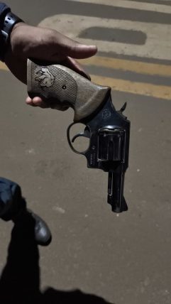 Força Tática do 13º BPM apreende arma de fogo escondida em manta de recém-nascido em Aparecida do Taboado