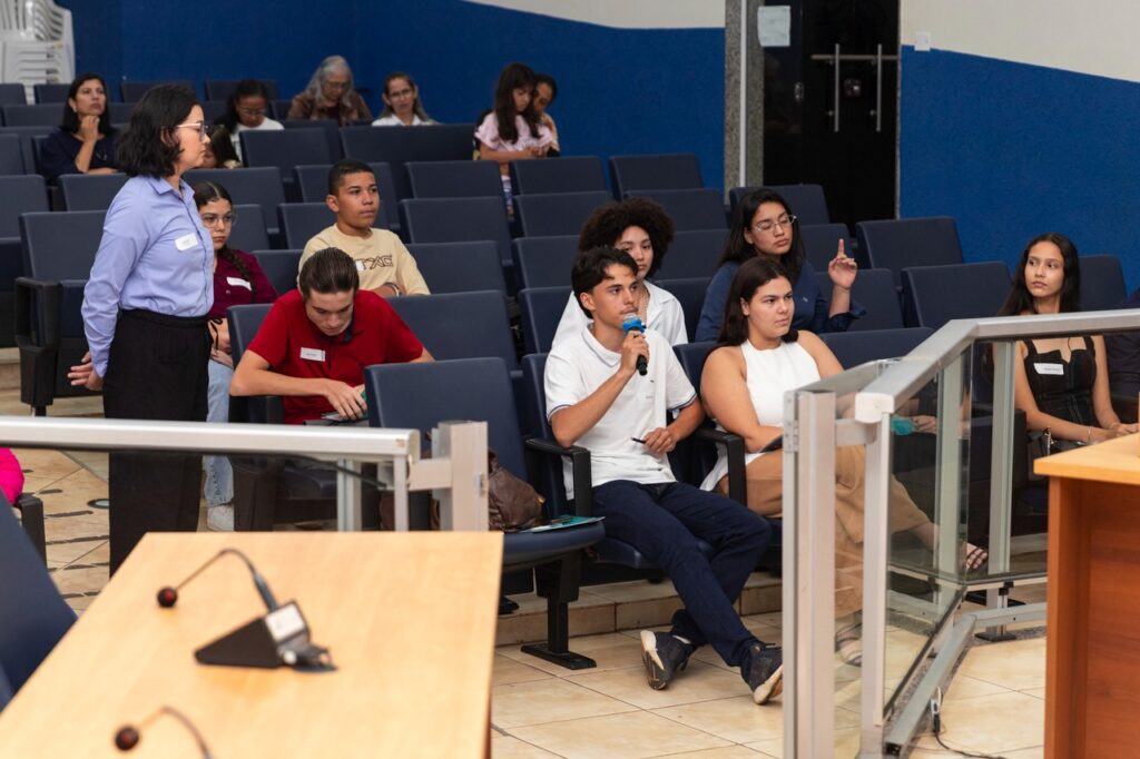 Jovens parlamentares participam de formação sobre Regimento Interno