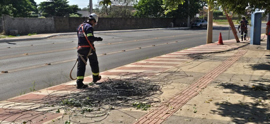 Gigabyte se destaca na retirada de cabos soltos e reforça segurança nas ruas de Três Lagoas