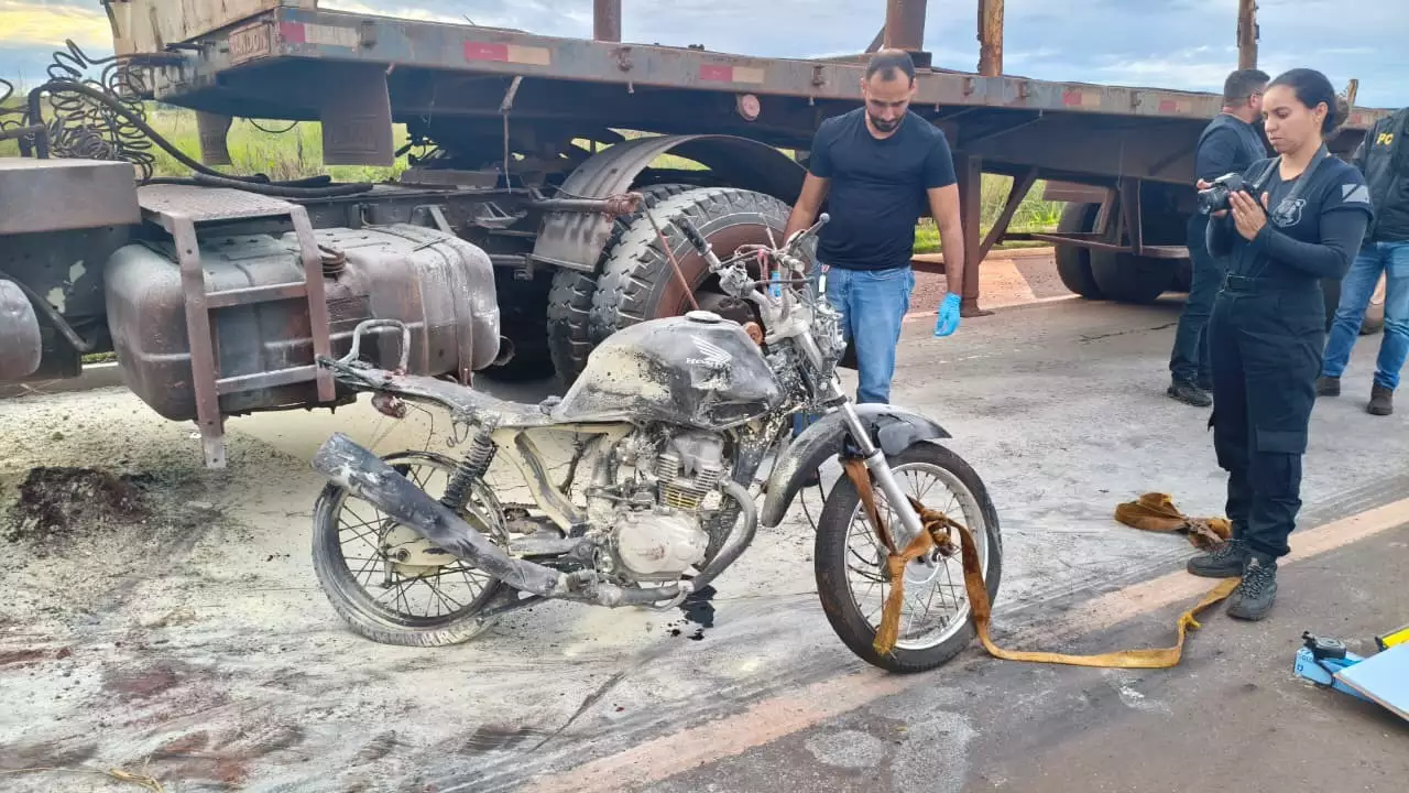 Caminhoneiro mata mulher atropelada e foge arrastando moto por 5 km em MS Caminhoneiro mata mulher atropelada e foge arrastando moto por 5 km em MS