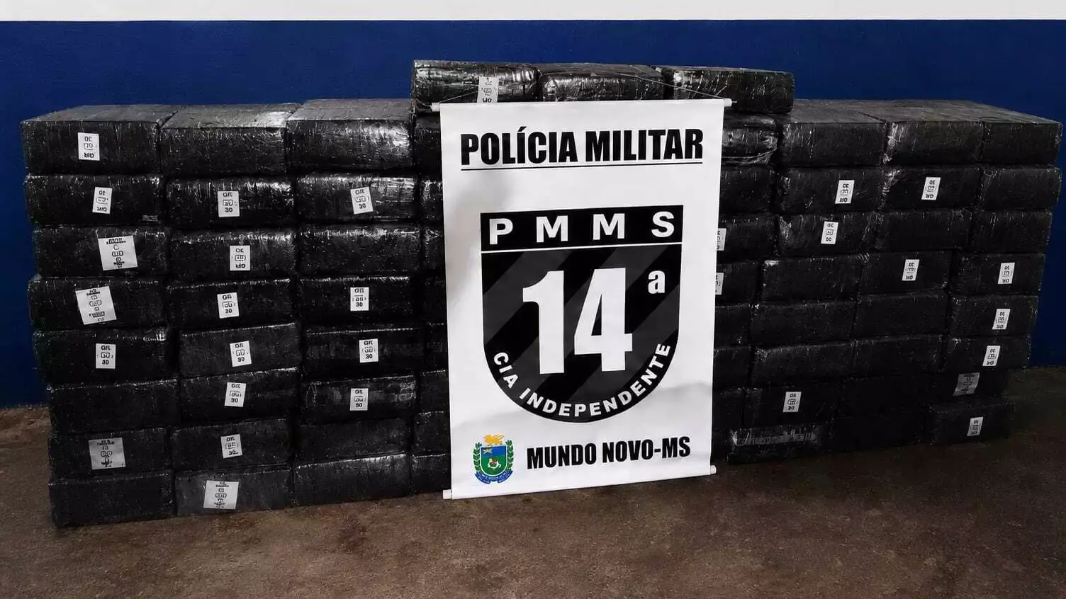 Suspeito foge a pé após capotar carro com mais de 1,5 tonelada de maconha em MS Suspeito foge a pé após capotar carro com mais de 1,5 tonelada de maconha em MS