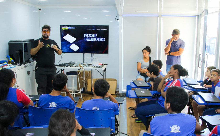 Carreta Digital já está em funcionamento e inicia capacitação de alunos da REME em Três Lagoas