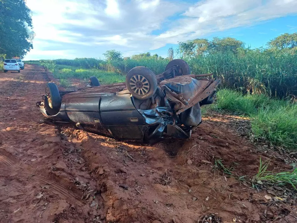 Homem morre e dois ficam feridos após capotamento em rodovia de MS