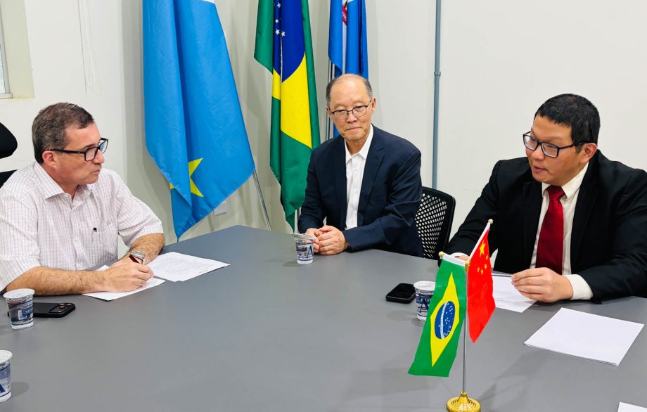 Prefeito recebe empresários que pretendem implantar indústria de R$ 130 milhões em Três Lagoas Prefeito recebe empresários que pretendem implantar indústria de R$ 130 milhões em Três Lagoas