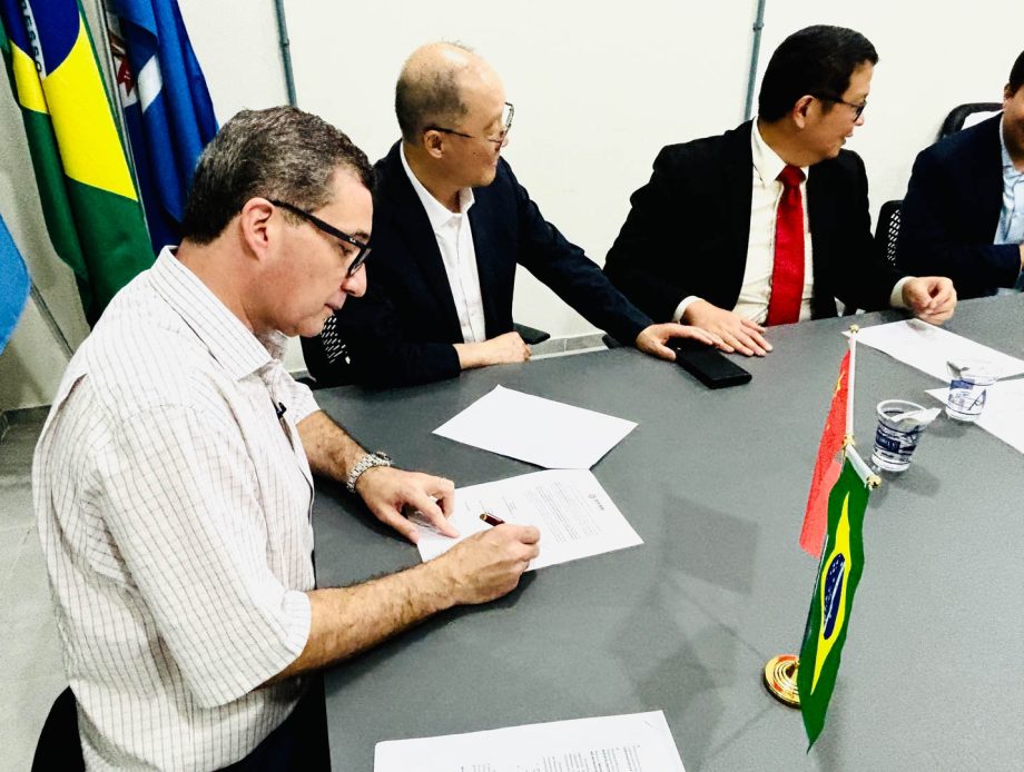 Prefeito recebe empresários que pretendem implantar indústria de R$ 130 milhões em Três Lagoas Prefeito recebe empresários que pretendem implantar indústria de R$ 130 milhões em Três Lagoas