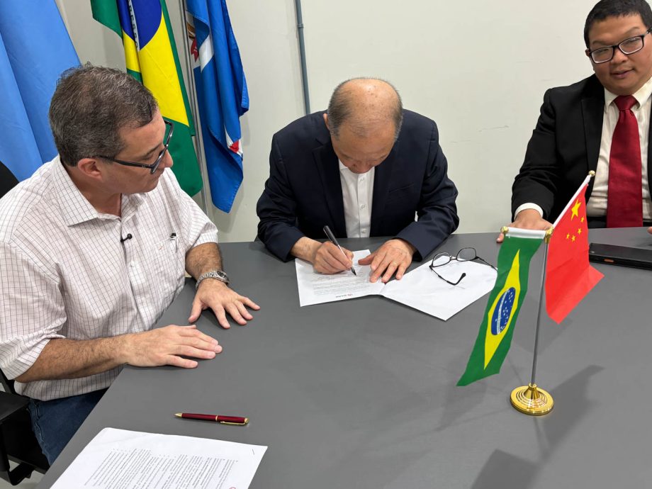 Prefeito recebe empresários que pretendem implantar indústria de R$ 130 milhões em Três Lagoas Prefeito recebe empresários que pretendem implantar indústria de R$ 130 milhões em Três Lagoas