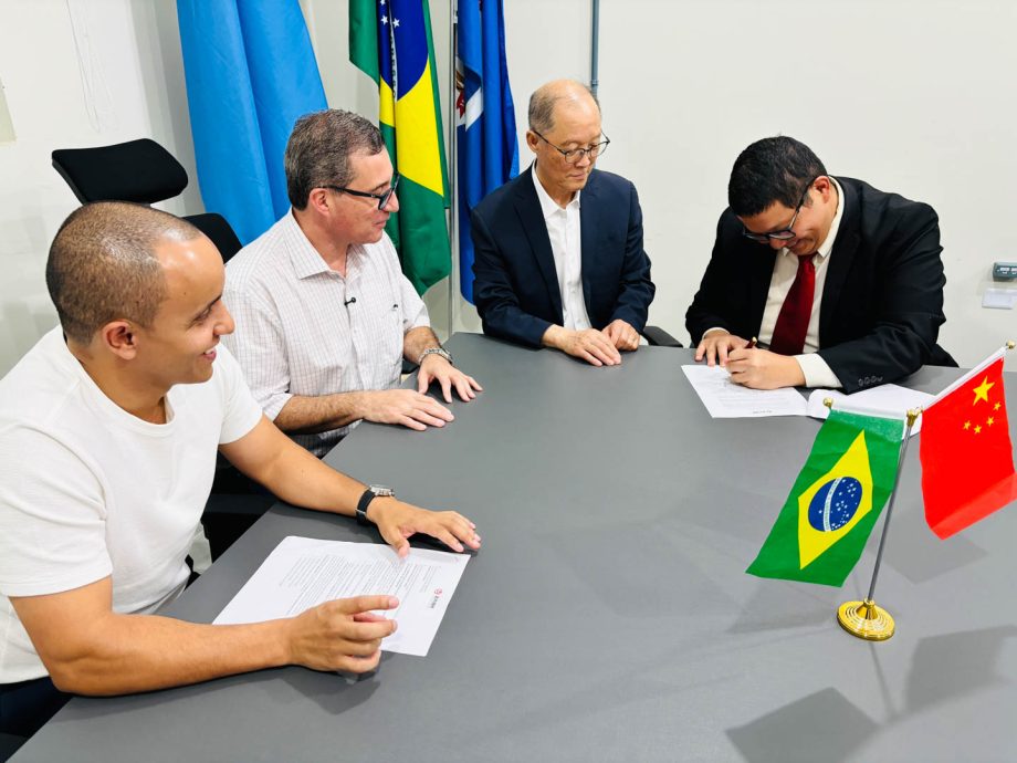 Prefeito recebe empresários que pretendem implantar indústria de R$ 130 milhões em Três Lagoas Prefeito recebe empresários que pretendem implantar indústria de R$ 130 milhões em Três Lagoas