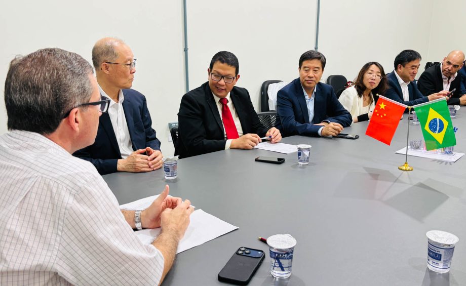 Prefeito recebe empresários que pretendem implantar indústria de R$ 130 milhões em Três Lagoas Prefeito recebe empresários que pretendem implantar indústria de R$ 130 milhões em Três Lagoas