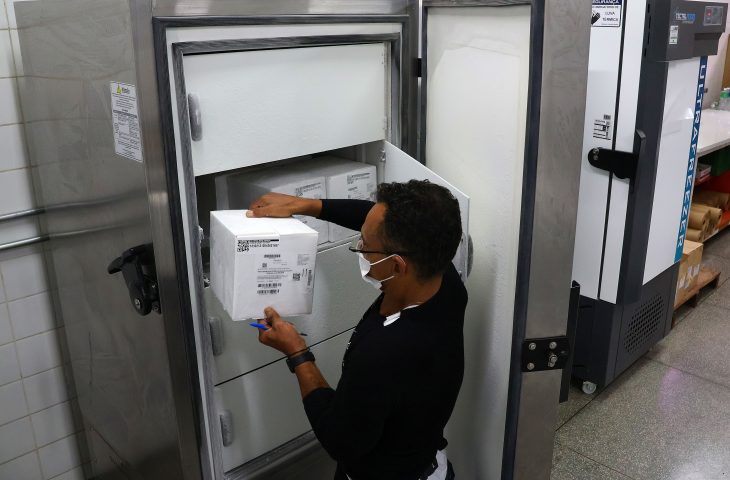 Nem toda dose pode ser usada: entenda as perdas de vacinas no SUS