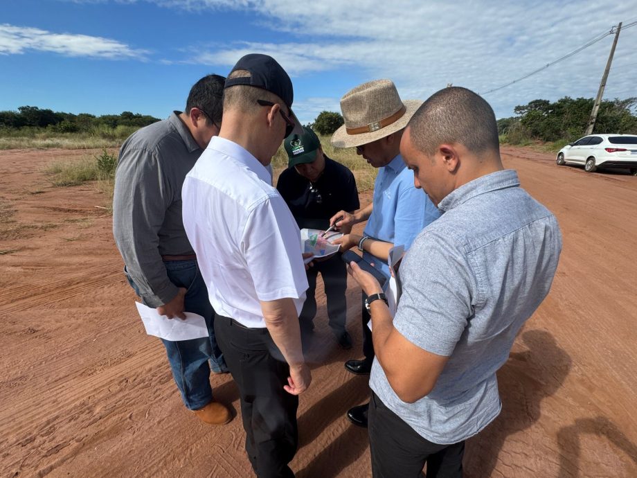 Prefeito recebe empresários que pretendem implantar indústria de R$ 130 milhões em Três Lagoas Prefeito recebe empresários que pretendem implantar indústria de R$ 130 milhões em Três Lagoas