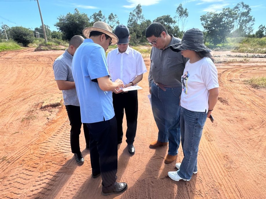 Prefeito recebe empresários que pretendem implantar indústria de R$ 130 milhões em Três Lagoas Prefeito recebe empresários que pretendem implantar indústria de R$ 130 milhões em Três Lagoas