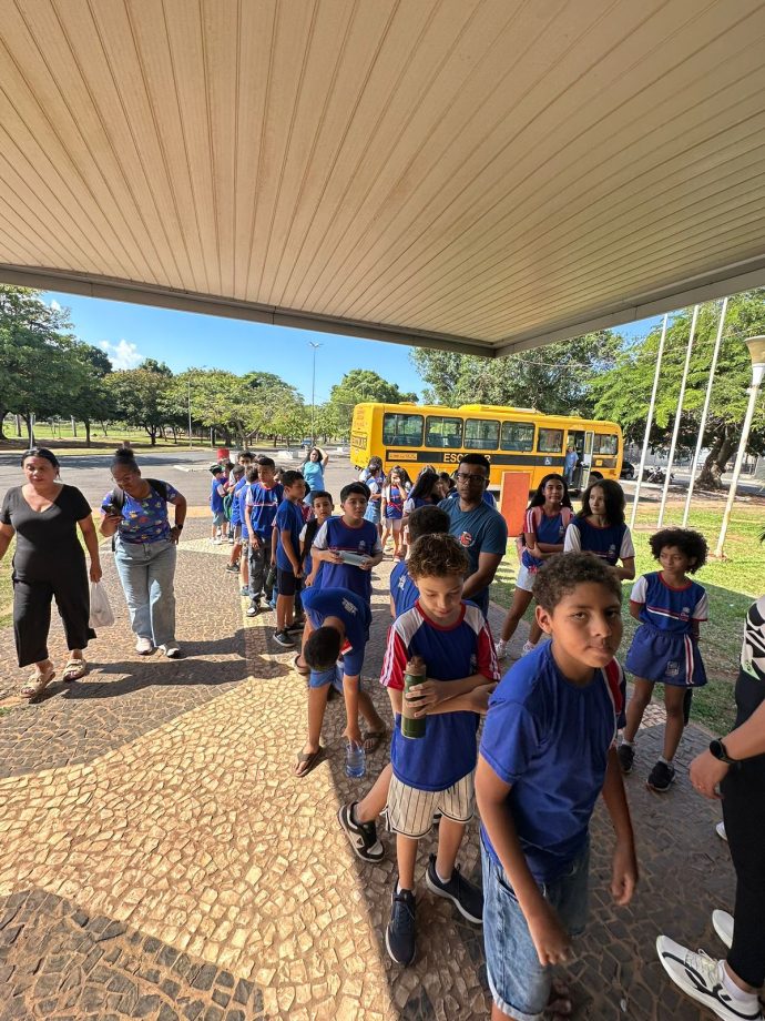 Biblioteca de Três Lagoas promove exposição de crochê e programação especial voltada aos estudantes