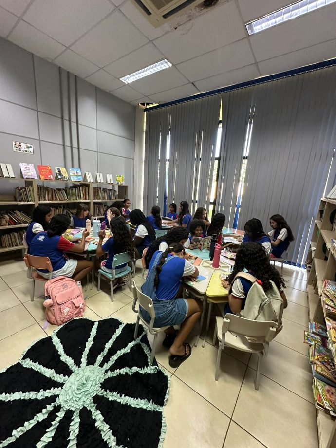 Biblioteca de Três Lagoas promove exposição de crochê e programação especial voltada aos estudantes