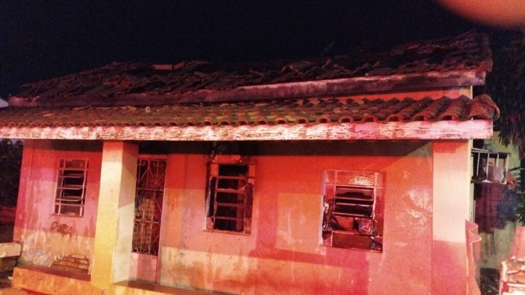 Incêndio atinge casa abandonada e assusta moradores em Três Lagoas