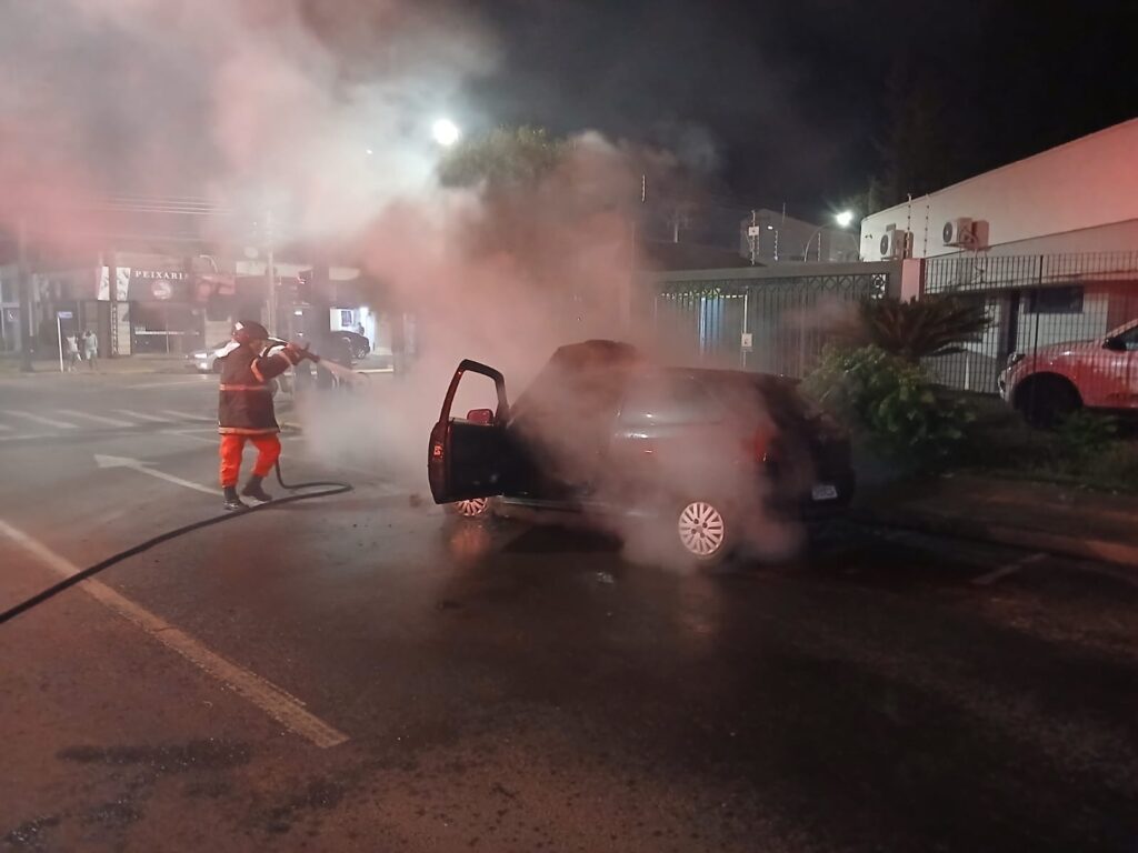 Carro pega fogo próximo à Câmara Municipal e mobiliza bombeiros em Três Lagoas Carro pega fogo próximo à Câmara Municipal e mobiliza bombeiros em Três Lagoas
