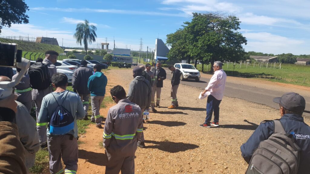 Trabalhadores da Estima Engenharia seguem parados desde a semana passada em protesto na Usina do Jupiá