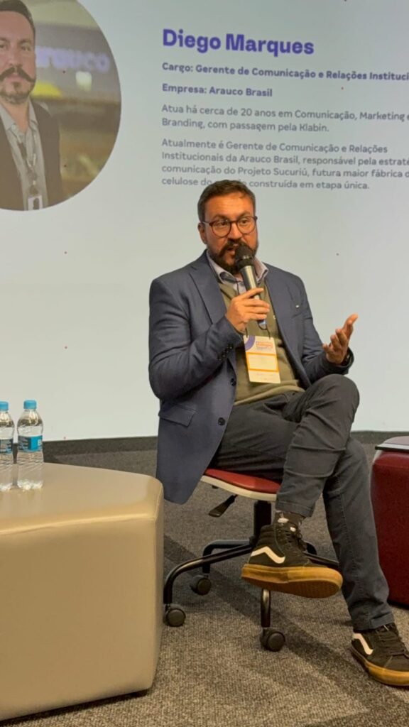 Executivo da Arauco media painel sobre Comunicação durante evento em Curitiba