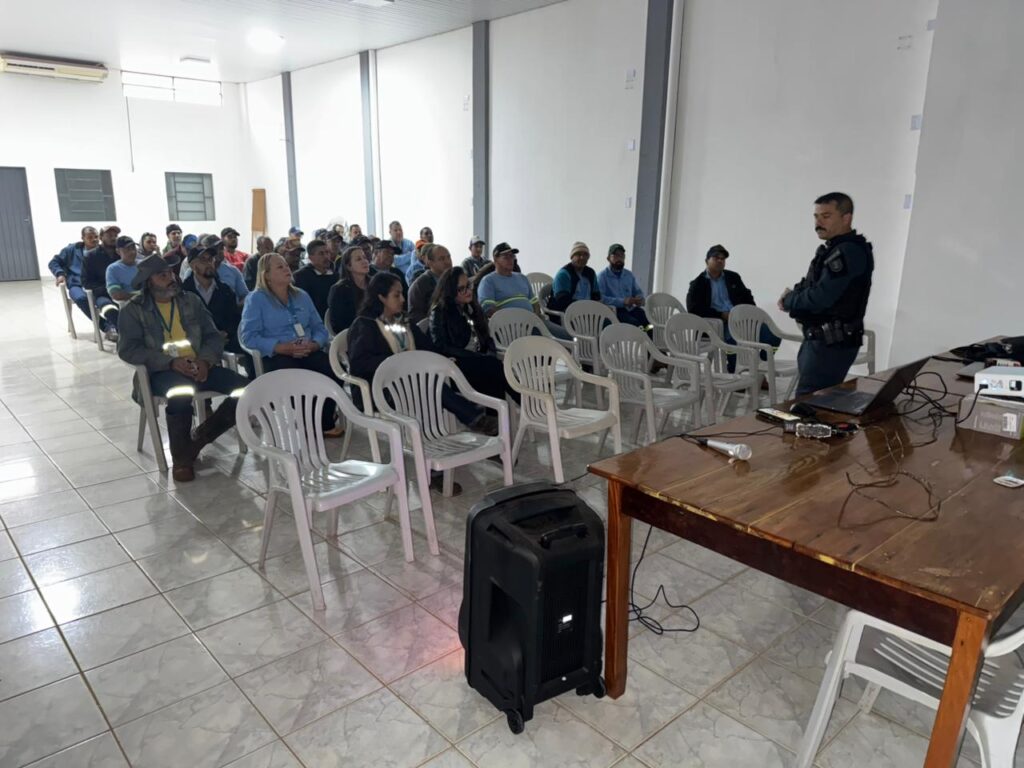 Maio Amarelo: Polícia Militar leva conscientização sobre trânsito seguro a trabalhadores em Três Lagoas Maio Amarelo: Polícia Militar leva conscientização sobre trânsito seguro a trabalhadores em Três Lagoas