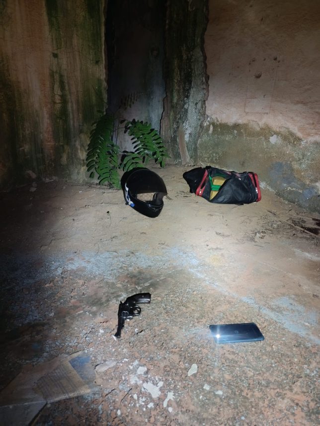 Polícia Militar apreende armas e drogas em Coxim Polícia Militar apreende armas e drogas em Coxim