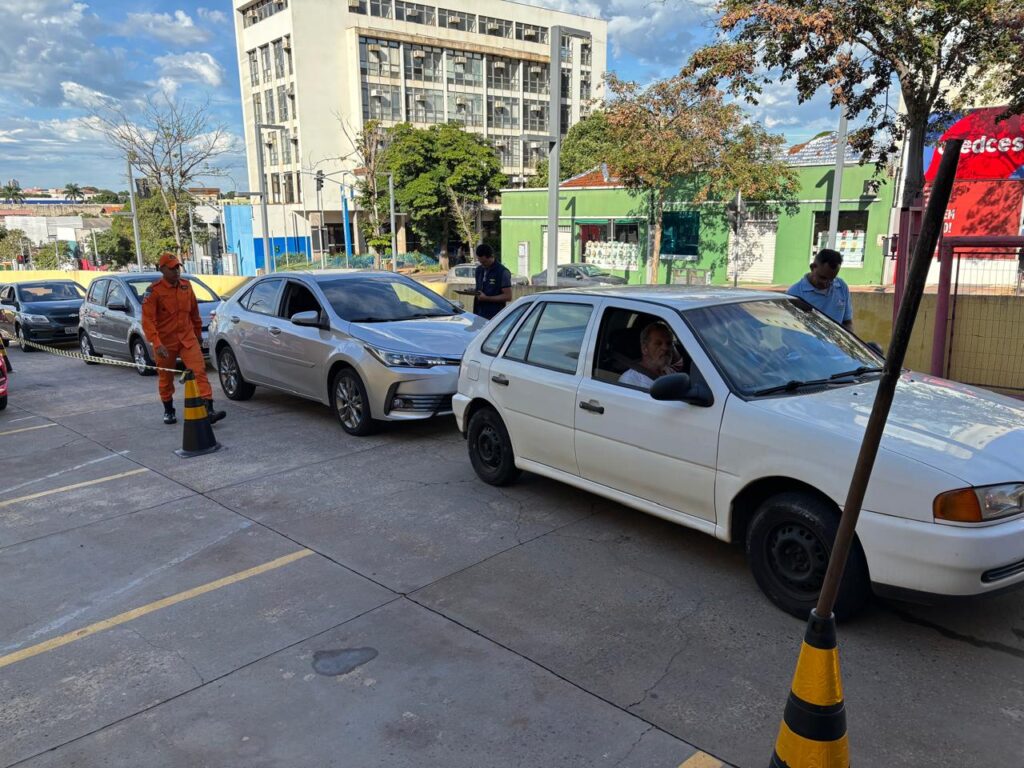 SES aplica 2,4 mil doses no primeiro fim de semana de drive-thru e prorroga vacinação até 24 de maio SES aplica 2,4 mil doses no primeiro fim de semana de drive-thru e prorroga vacinação até 24 de maio