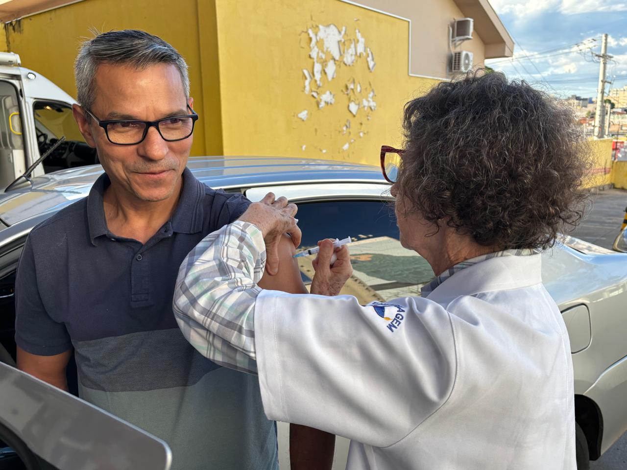 SES aplica 2,4 mil doses no primeiro fim de semana de drive-thru e prorroga vacinação até 24 de maio SES aplica 2,4 mil doses no primeiro fim de semana de drive-thru e prorroga vacinação até 24 de maio