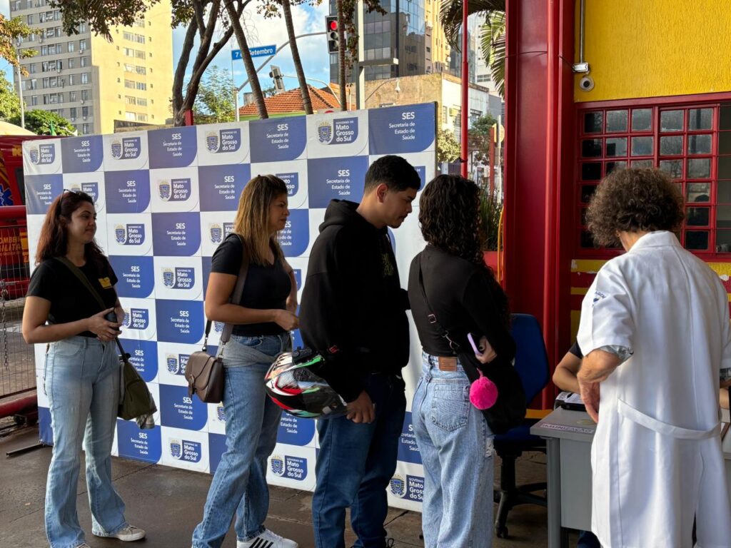 SES aplica 2,4 mil doses no primeiro fim de semana de drive-thru e prorroga vacinação até 24 de maio SES aplica 2,4 mil doses no primeiro fim de semana de drive-thru e prorroga vacinação até 24 de maio