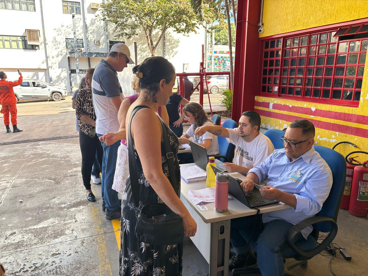 SES aplica 2,4 mil doses no primeiro fim de semana de drive-thru e prorroga vacinação até 24 de maio SES aplica 2,4 mil doses no primeiro fim de semana de drive-thru e prorroga vacinação até 24 de maio