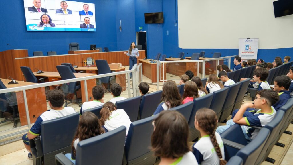 Três turmas da Funlec participam do programa Visita Guiada