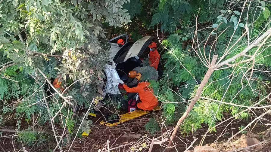 Motorista é socorrido inconsciente após cair com carro em ribanceira em MS Motorista é socorrido inconsciente após cair com carro em ribanceira em MS