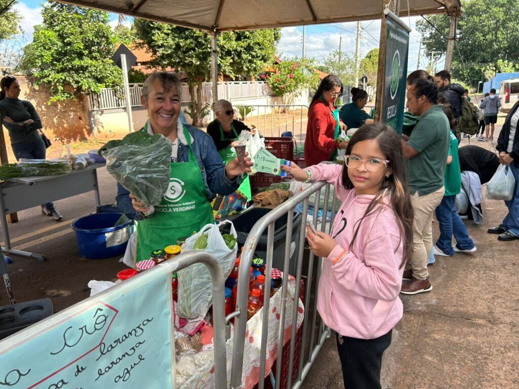 Em Santa Rita do Pardo, ação une reciclagem, educação financeira e fortalecimento da agricultura familiar Em Santa Rita do Pardo, ação une reciclagem, educação financeira e fortalecimento da agricultura familiar