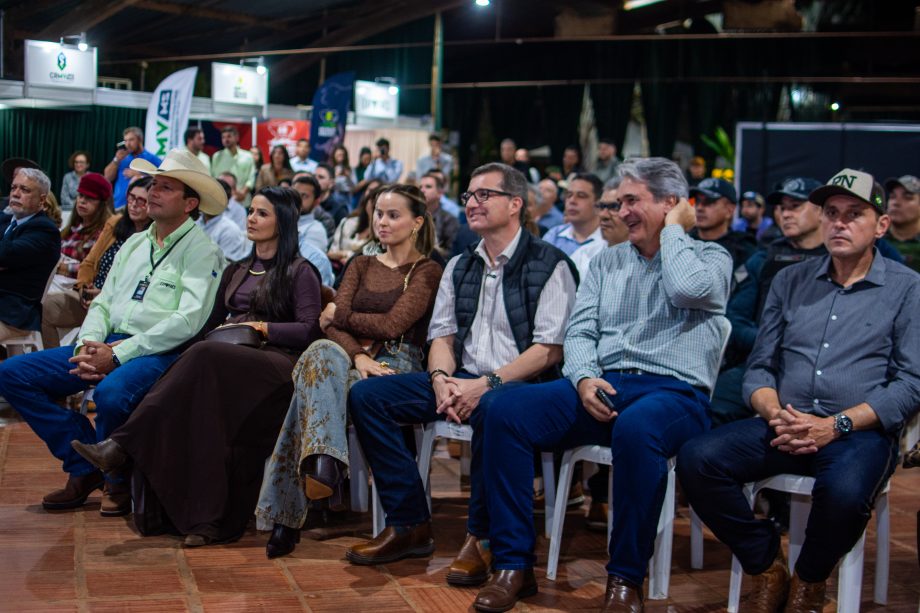 Expotrês supera o mau tempo e transforma lazer em negócios com média de 15 mil visitantes por dia Expotrês supera o mau tempo e transforma lazer em negócios com média de 15 mil visitantes por dia