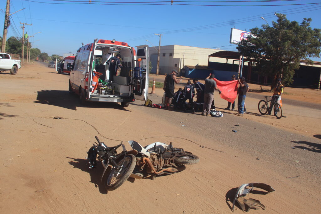 Colisão entre moto e carro mobiliza equipes do Samu em Três Lagoas Colisão entre moto e carro mobiliza equipes do Samu em Três Lagoas