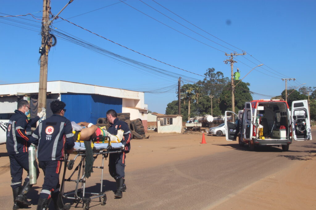 Colisão entre moto e carro mobiliza equipes do Samu em Três Lagoas Colisão entre moto e carro mobiliza equipes do Samu em Três Lagoas
