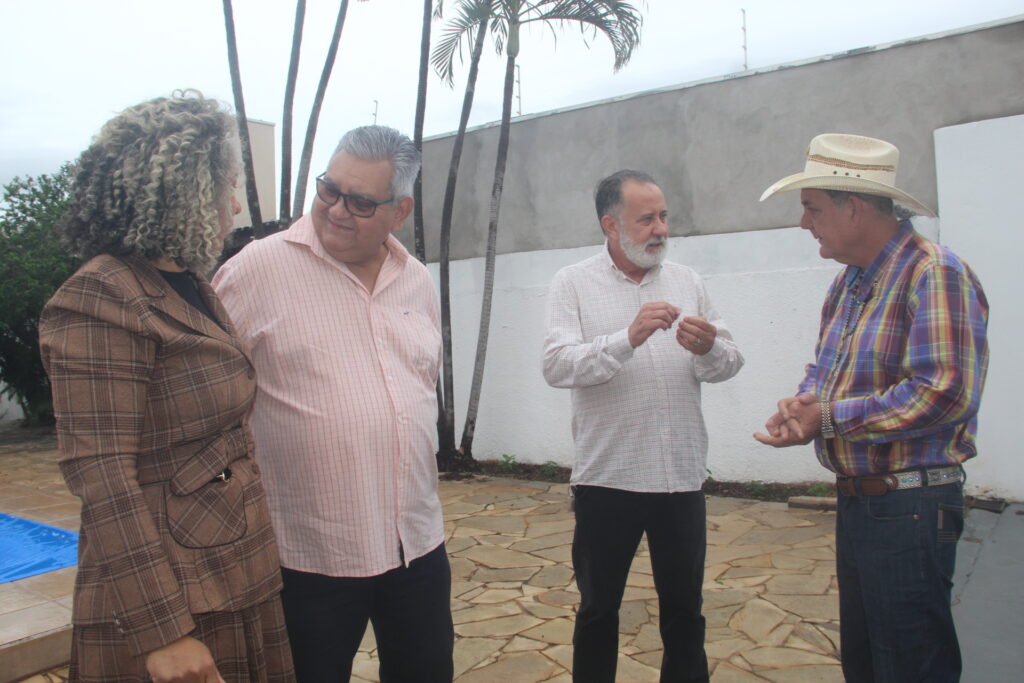 Com comitiva de peso, governador Eduardo Riedel cumpre agenda oficial em Três Lagoas