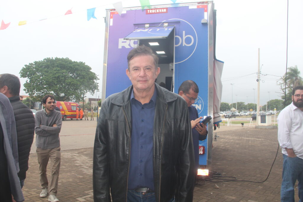 Com forte articulação política, governador e prefeito anunciam 'pacotão de obras' na Feira Central de Três Lagoas Com forte articulação política, governador e prefeito anunciam 'pacotão de obras' na Feira Central de Três Lagoas