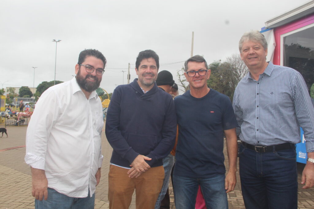Com forte articulação política, governador e prefeito anunciam 'pacotão de obras' na Feira Central de Três Lagoas Com forte articulação política, governador e prefeito anunciam 'pacotão de obras' na Feira Central de Três Lagoas