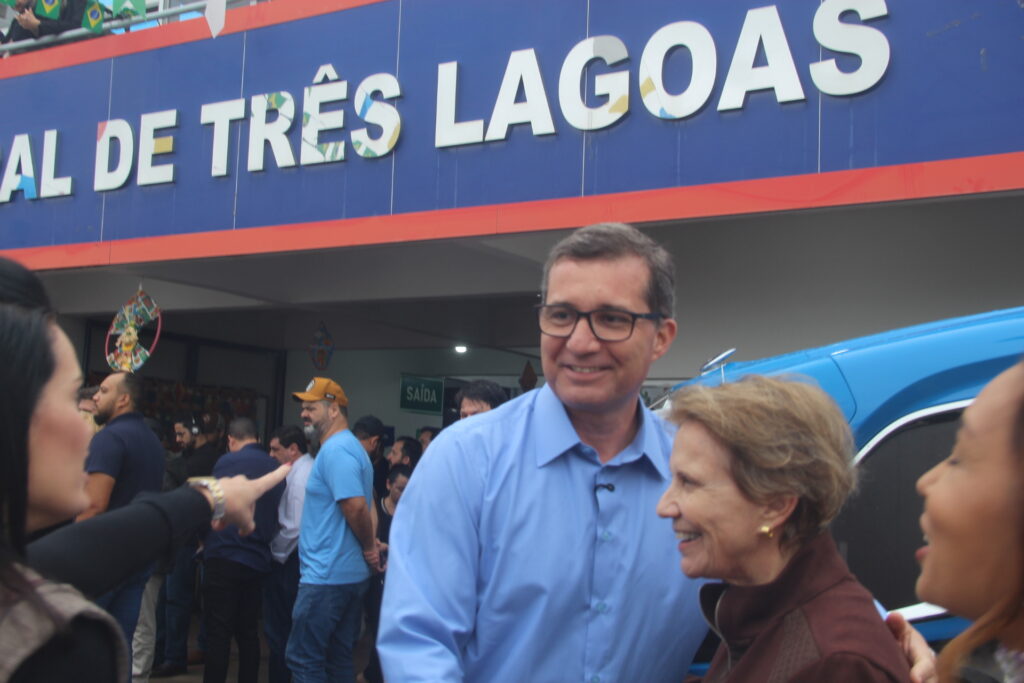 Com forte articulação política, governador e prefeito anunciam 'pacotão de obras' na Feira Central de Três Lagoas Com forte articulação política, governador e prefeito anunciam 'pacotão de obras' na Feira Central de Três Lagoas