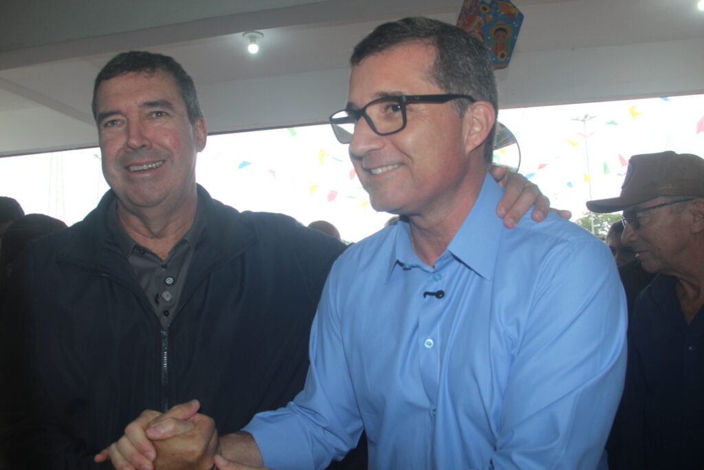 Com forte articulação política, governador e prefeito anunciam 'pacotão de obras' na Feira Central de Três Lagoas Com forte articulação política, governador e prefeito anunciam 'pacotão de obras' na Feira Central de Três Lagoas