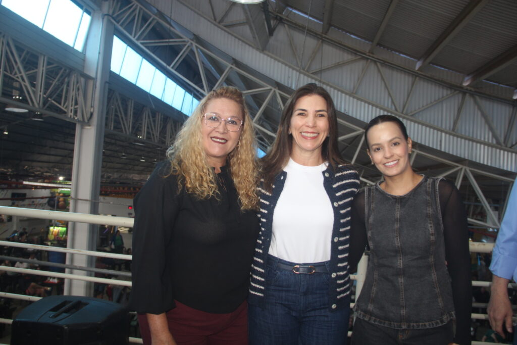Com forte articulação política, governador e prefeito anunciam 'pacotão de obras' na Feira Central de Três Lagoas Com forte articulação política, governador e prefeito anunciam 'pacotão de obras' na Feira Central de Três Lagoas
