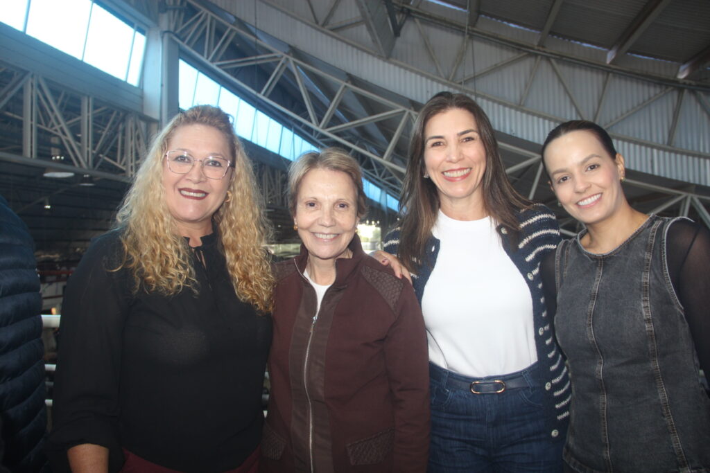 Com forte articulação política, governador e prefeito anunciam 'pacotão de obras' na Feira Central de Três Lagoas Com forte articulação política, governador e prefeito anunciam 'pacotão de obras' na Feira Central de Três Lagoas