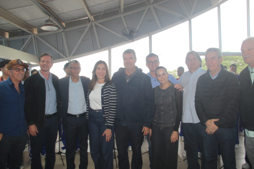 Com forte articulação política, governador e prefeito anunciam 'pacotão de obras' na Feira Central de Três Lagoas Com forte articulação política, governador e prefeito anunciam 'pacotão de obras' na Feira Central de Três Lagoas
