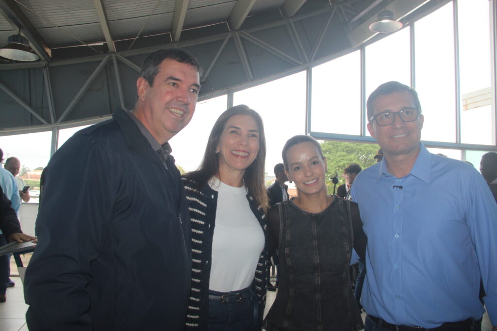 Com forte articulação política, governador e prefeito anunciam 'pacotão de obras' na Feira Central de Três Lagoas Com forte articulação política, governador e prefeito anunciam 'pacotão de obras' na Feira Central de Três Lagoas