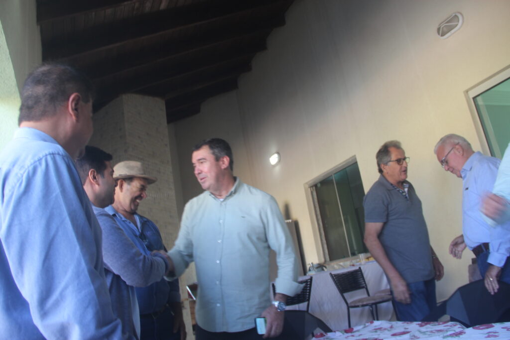 Governador visita ex-prefeito e reúne lideranças em Brasilândia