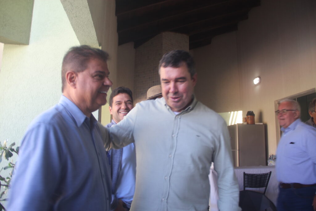 Governador visita ex-prefeito e reúne lideranças em Brasilândia
