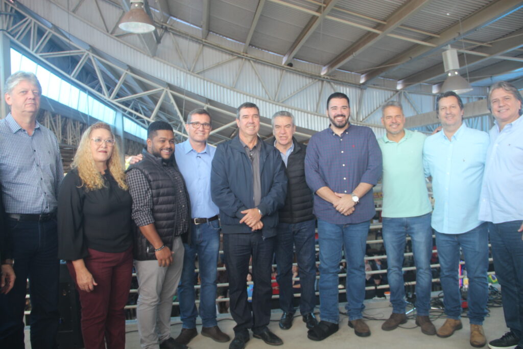 Com forte articulação política, governador e prefeito anunciam 'pacotão de obras' na Feira Central de Três Lagoas Com forte articulação política, governador e prefeito anunciam 'pacotão de obras' na Feira Central de Três Lagoas
