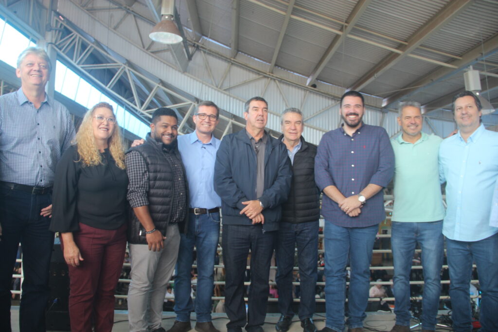 Com forte articulação política, governador e prefeito anunciam 'pacotão de obras' na Feira Central de Três Lagoas Com forte articulação política, governador e prefeito anunciam 'pacotão de obras' na Feira Central de Três Lagoas