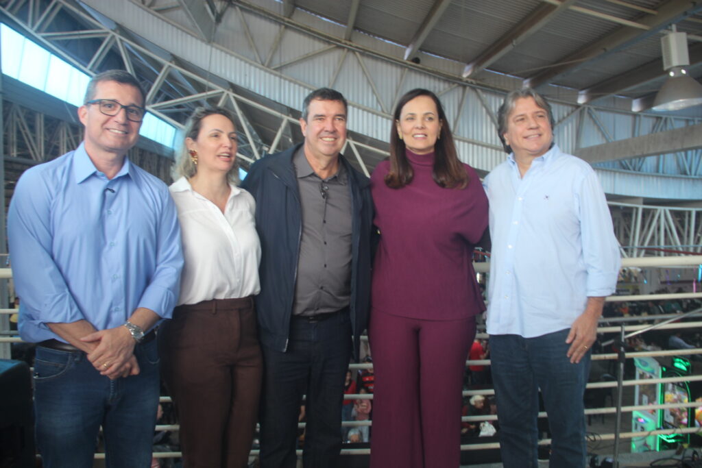Com forte articulação política, governador e prefeito anunciam 'pacotão de obras' na Feira Central de Três Lagoas Com forte articulação política, governador e prefeito anunciam 'pacotão de obras' na Feira Central de Três Lagoas